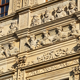 fragment fasady bramy wjazdowej - poczet władców piastowskich