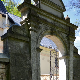 brama główna - wejście na teren kompleksu sakralno-obronnego