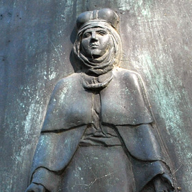 księżna Anna Przemyślidka nad ciałem Henryka II Pobożnego - fragment jednej z płaskorzeźb na pomniku Jana Pawła II w Legnicy