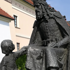 pomnik króla Kazimierza III Wielkiego przed zamkiem