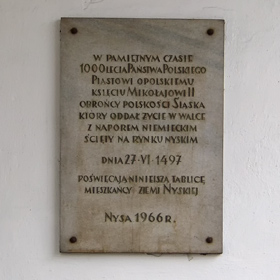 tablica na rynku w Nysie upamiętniająca ścięcie księcia Mikołaja II niemodlińskiego († 27 VI 1497)