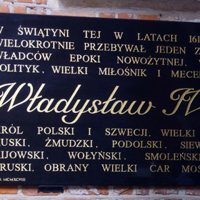 tablica w kościele Św. Jakuba w Nysie upamiętniająca szereg pobytów króla Władysława IV Wazy w tej świątyni