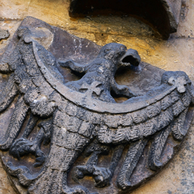 XIV-wieczna rzeźba przedstawiająca herb Piastów oleśnickich - pozostałość gotyckiego zamku umieszczona nad wejściem do pomieszczenia wieży