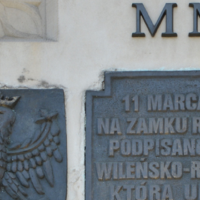 tablica pamiątkowa poświęcona unii polsko-litewskiej z roku 1401