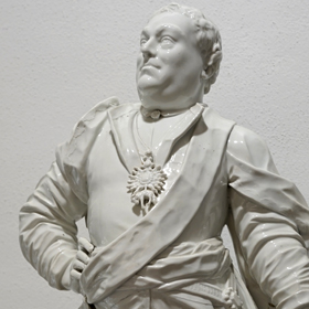 król August III Sas w stroju polskim - figura wykonana z porcelany miśnieńskiej