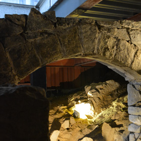 fragmenty fundamentów zamku w podziemiach kościoła