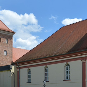 XX-wieczny neogotycki budynek dawnego zboru kalwińskiego i zamek