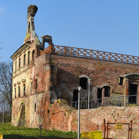 ruiny renesansowego pałacu