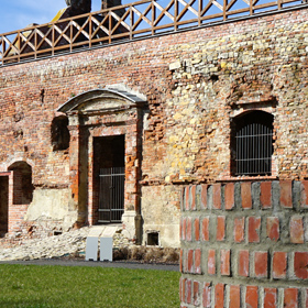 widok ruin pałacu od strony dziedzińca