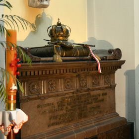 sarkofag z urną, w której złożono serce króla Jana III Sobieskiego
