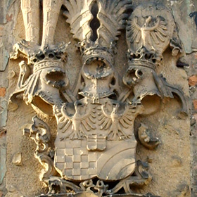 kartusz herbowy księcia Karola I z Podiebradów na wieży bramnej