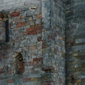 północna fasada kościoła - fragment romańskiej nawy oraz gotyckiego prezbiterium
