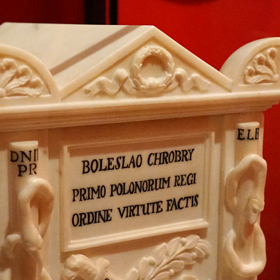 skrzynka sarkofagowa ze szczątkami króla Bolesława I Chrobrego