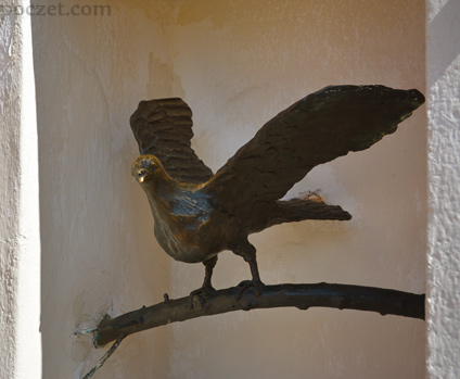 figura gołębia we wnęce ściany zamku w Darłowie