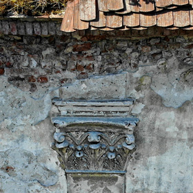 kapitel pilastra na północnej ścianie zamku