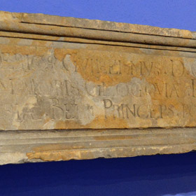 fragment kamiennego portalu z łacińską inskrypcją odnoszącą się do ostatniego Piasta cieszyńskiego, Fryderyka Wilhelma (ze zbiorów Muzeum Śląska Cieszyńskiego w Cieszynie)