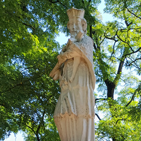 barokowa figura Św. Jana Nepomucena na szczycie kopca