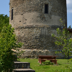 widok wieży zamkowej i fragmentu dziedzińca sprzed rekonstrukcji