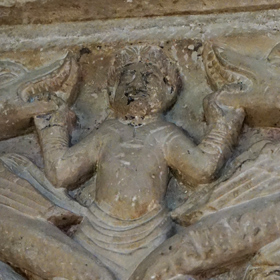 XII-wieczny romański kapitel - antyczny heros ujarzmia smoki