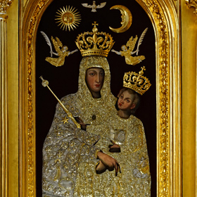 ołtarz główny z obrazem Matki Boskiej Czerwińskiej
