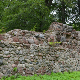 pozostałości murów przedzamcza wschodniego