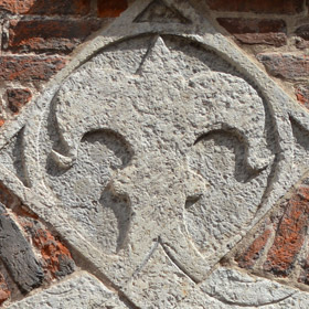 symbol lilii (znak herbowy Sobiesławiców) nad przejazdem późnogotyckiej Bramy Chlebnickiej