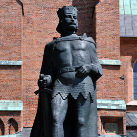 pomnik Bolesława I Chrobrego przed katedrą