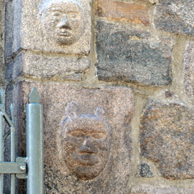 twarze ludzkie (diabelskie?) na ścianie północnej
