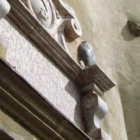 XVII-wieczna tablica fundacyjna nad bramą wjazdową