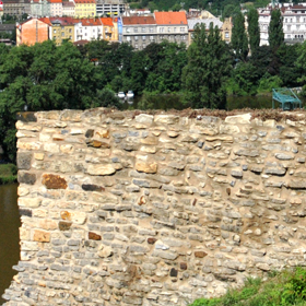 pozostałości XIV-wiecznych murów obronnych