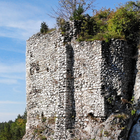 relikty murów zamku górnego na skalnym ostańcu