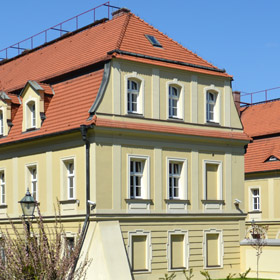 zachodnia fasada barokowo-klasycystycznego pałacu wzniesionego w miejscu dawnego zamku piastowskiego