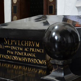 symboliczny grobowiec książąt wschodniopomorskich w archikatedrze w Gdańsku-Oliwie