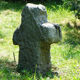średniowieczny krzyż pokutny ustawiony w pobliżu kościoła
