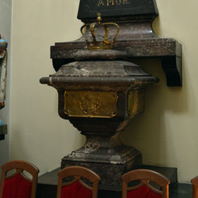 urna, w której złożono wnętrzności króla Augusta II Mocnego