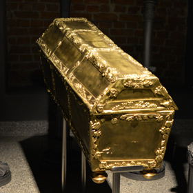 sarkofag niezidentyfikowanego dziecka z dynastii Wazów w podziemiach katedry warszawskiej