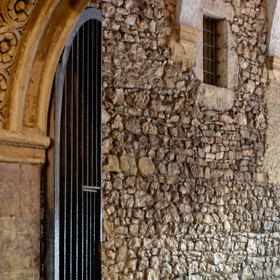 renesansowa brama Bartolomeo Berrecciego i fragment ściany zamku gotyckiego