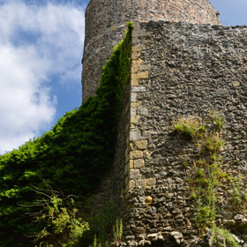 pozostałości romańskiej wieży sześciobocznej