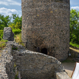 dziedziniec zamku górnego i południowa wieża cylindryczna