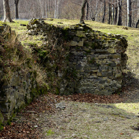 pozostałości wolnostojącej murowanej baszty w północno-wschodnim narożu zamku