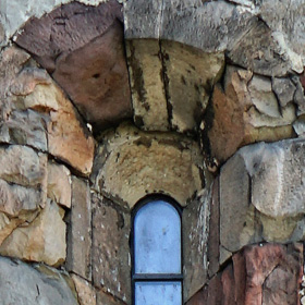 rozglifione okno w romańskiej ścianie kościoła