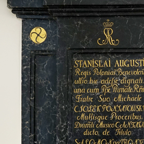 tablica upamiętniająca pobyt króla Stanisława II Augusta wraz z bratem w kamienicy w dniu 20 czerwca 1787 roku
