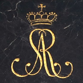 fragment tablicy - monogram królewski SAR (Stanislaus Augustus Rex) zestawiony z awersem miedzianego grosza koronnego z roku 1787 z takim samym monogramem