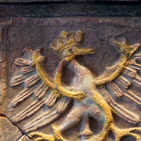 XVI-wieczny kafel piecowy przedstawiający orła z monogramem króla Zygmunta I Starego