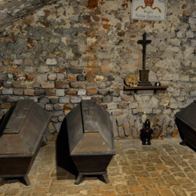 trumny ze szczątkami niezidentyfikowanych Piastów opolskich w podziemiach klasztoru franciszkanów w Opolu